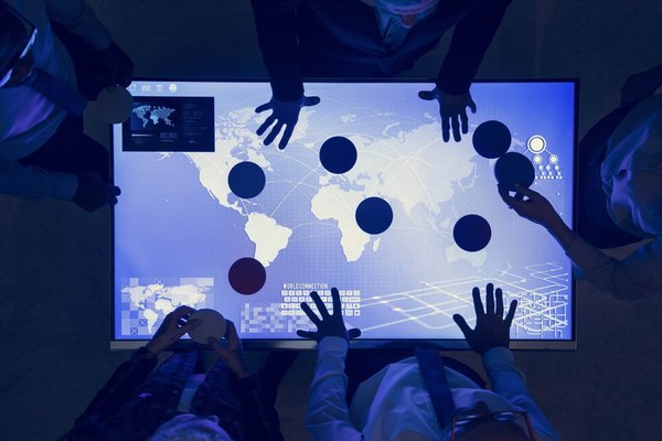 Quelles stratégies les petites entreprises de mode peuvent-elles adopter pour tirer parti des technologies vestimentaires connectées ?