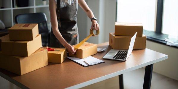 Pourquoi le ruban adhésif est essentiel pour vos colis e-commerce ?